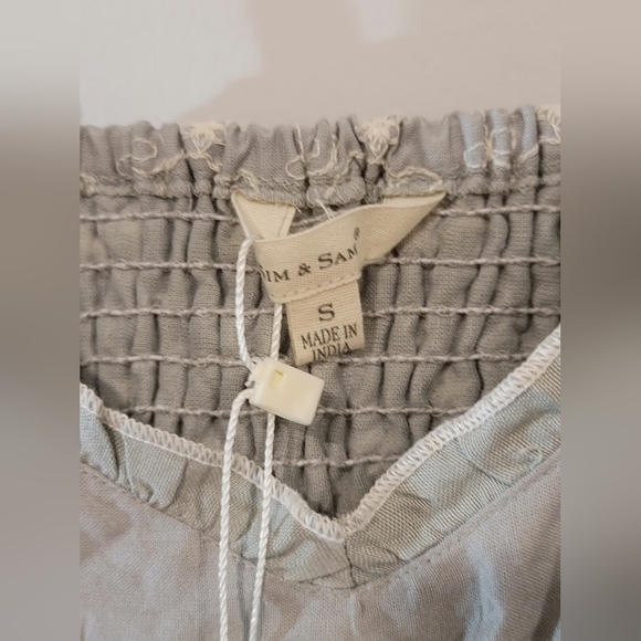 Sim & Sam | Embroidered Floral Sleevelezz crop top | Gray | Size : S NWT - Picture 2 of 4